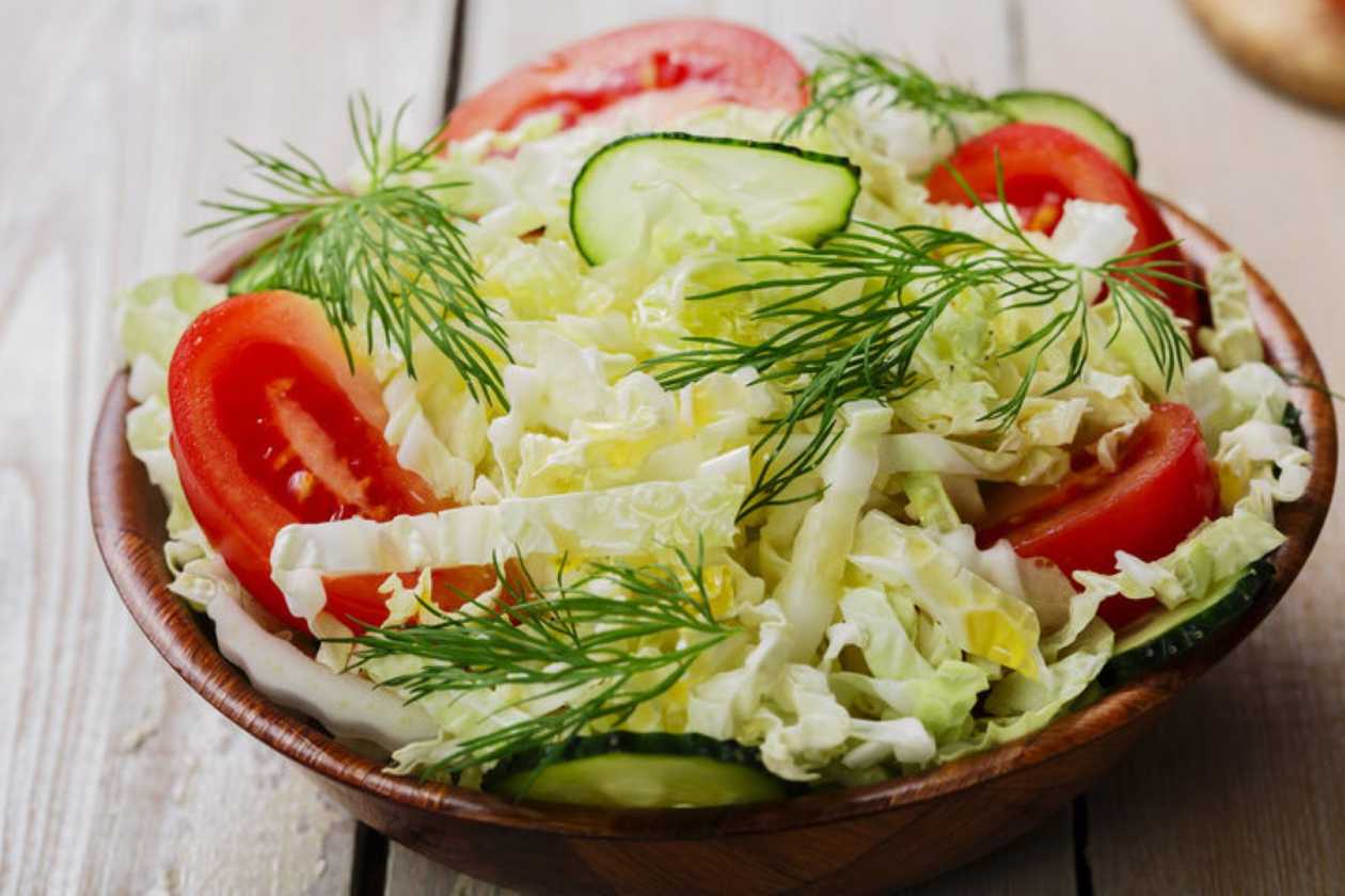 Salată de varză proaspătă cu roșii