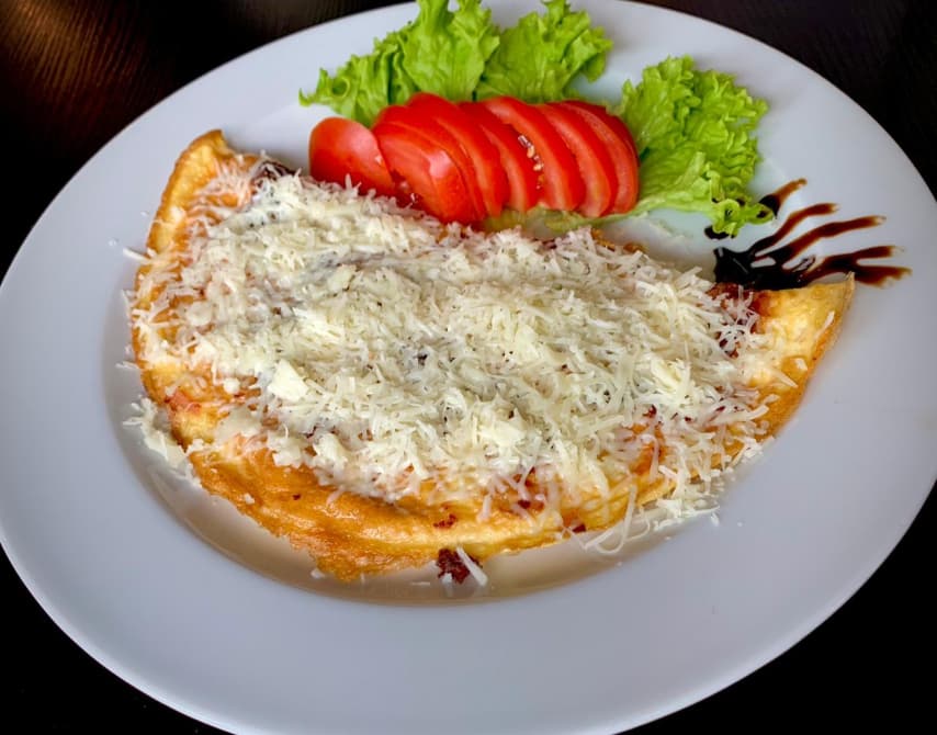 Omletă cu șuncă și cașcaval