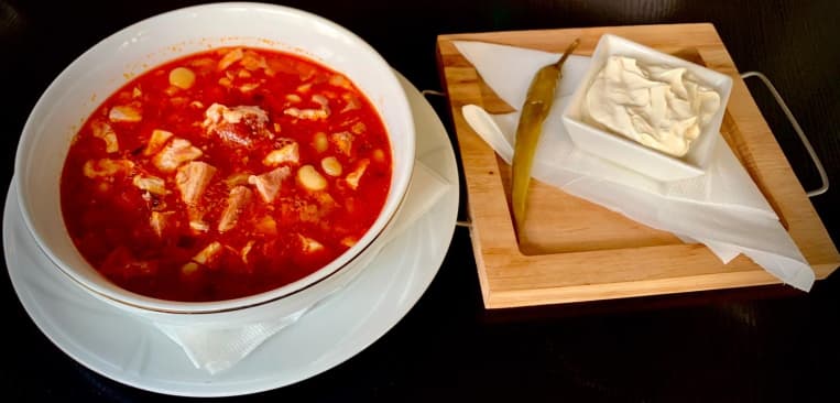 Ciorbă de fasole cu ciolan afumat și salată de ceapă roșie