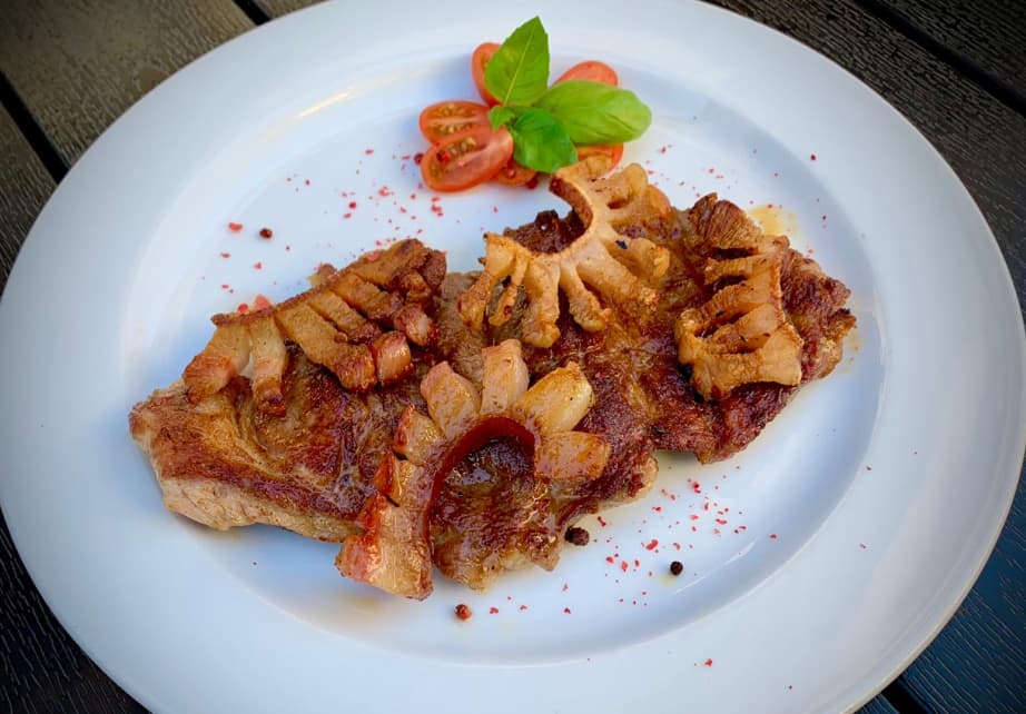 Ceafă de porc la grătar cu slănină prăjită