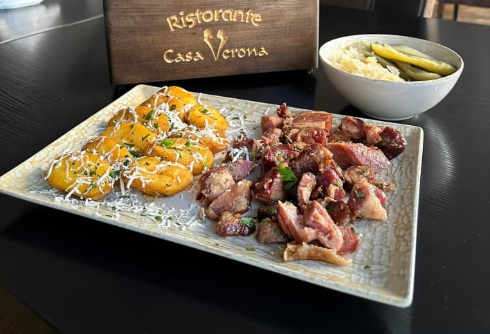 Carne garnită cu cartofi