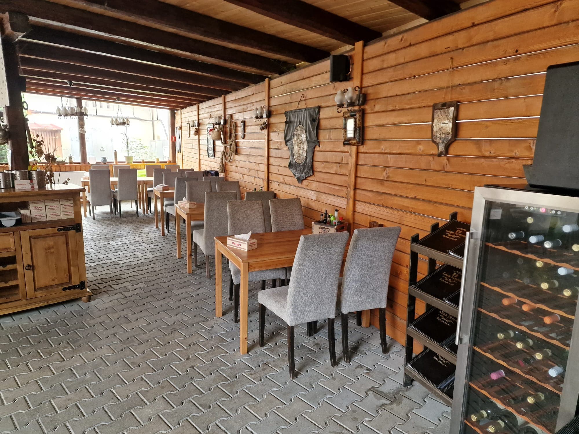 Terasa cu vitrina de vinuri