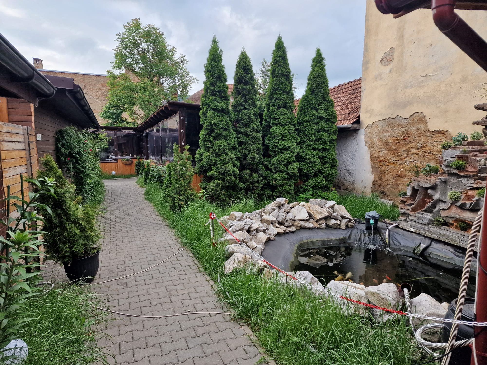Grădina de vară Casa Verona, cu alei verzi și iaz decorativ