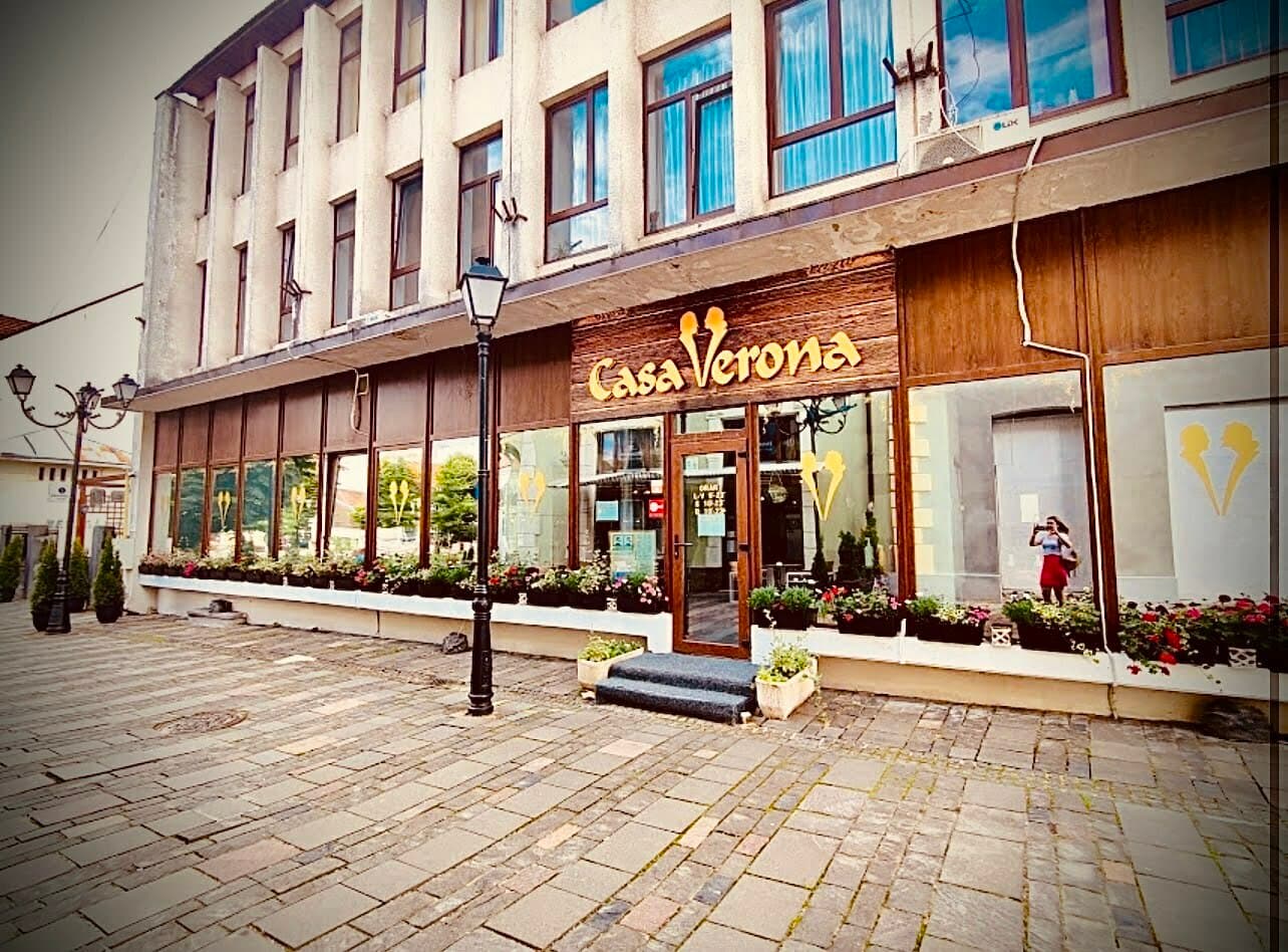 Fațada Casa Verona în Piața Mică din Bistrița