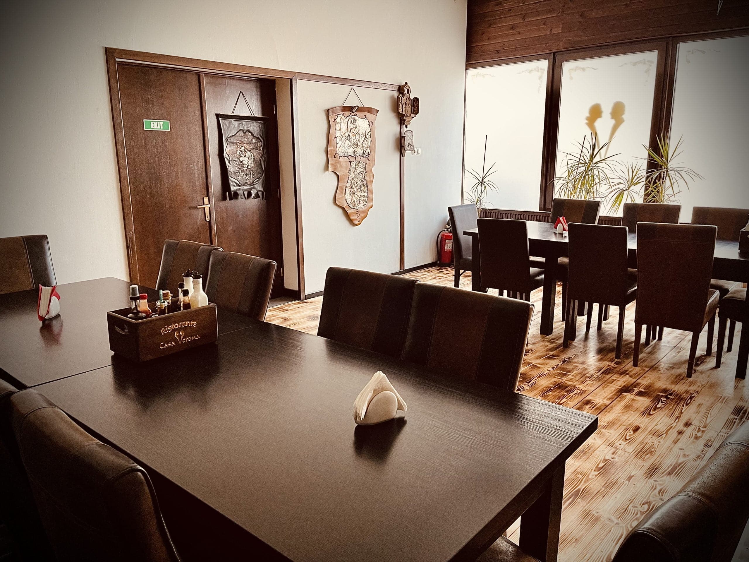 Mese pregătite în salonul Casa Verona