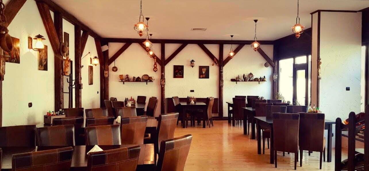 Salonul rustic Casa Verona, cu grinzi de lemn și lumină caldă