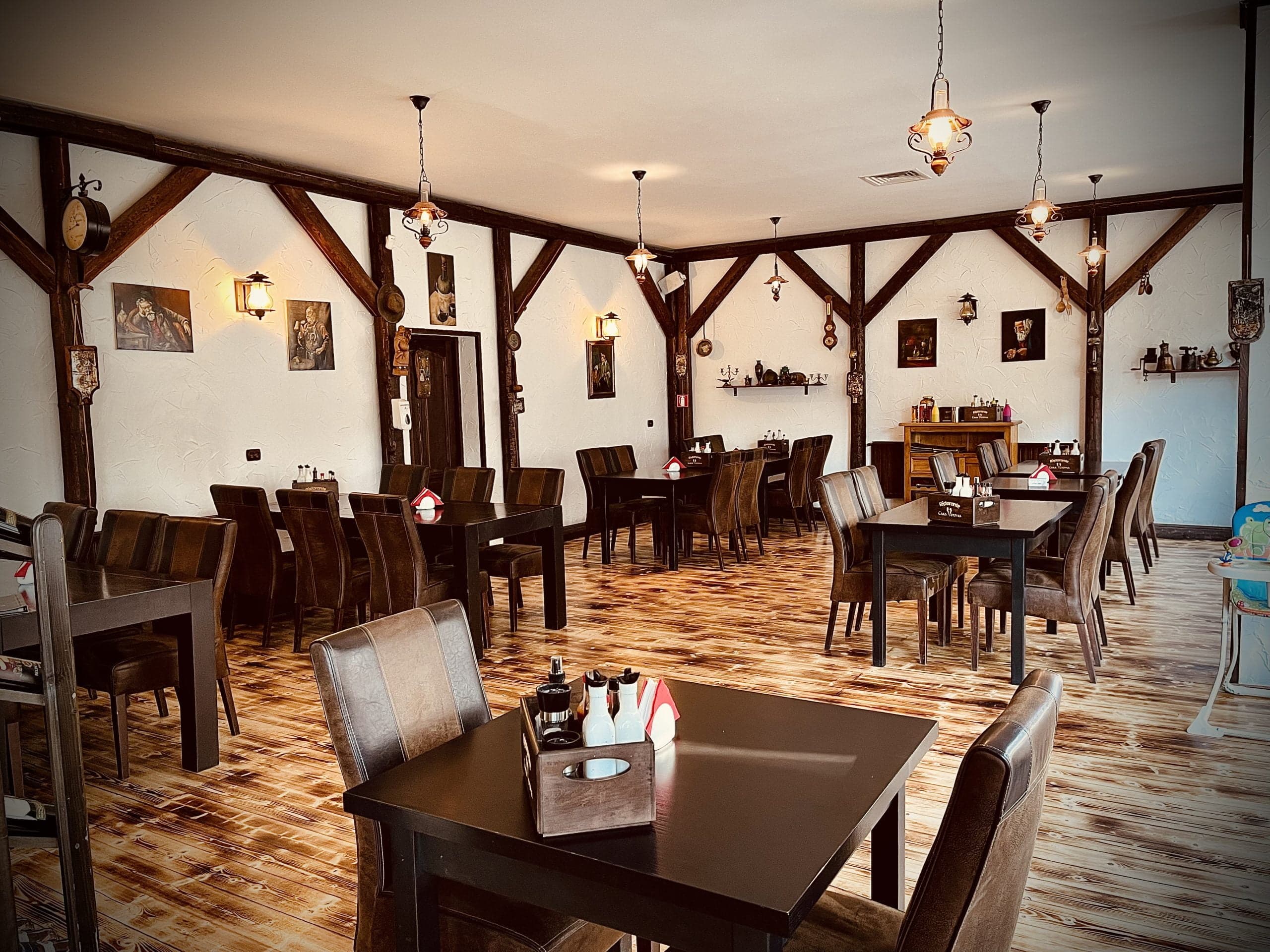 Salonul Rustic cu grinzi de lemn
